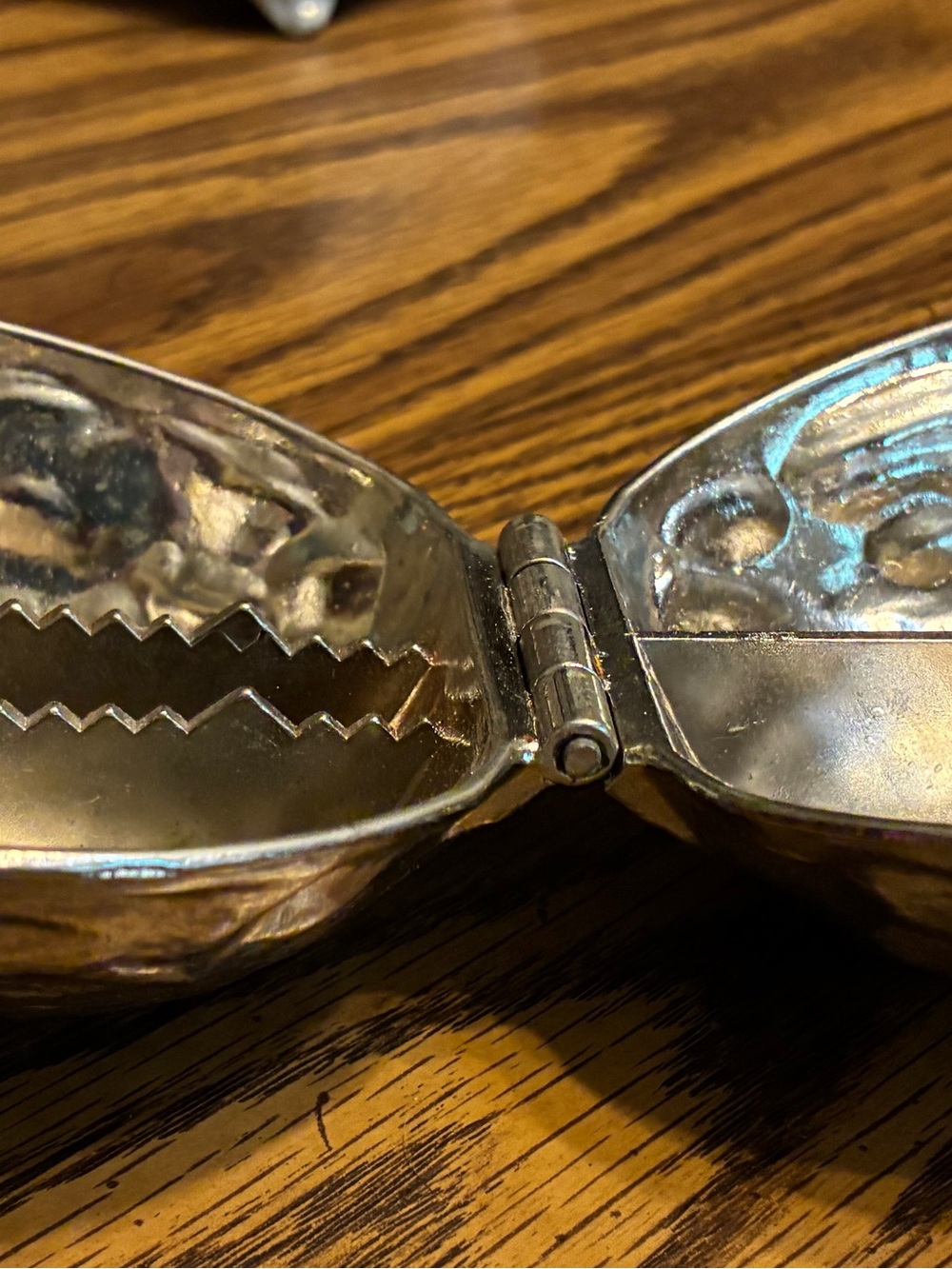 Vintage NUT CRACKER Silvertone Metal 5" Long Walnut Shaped Hinged Bowl HEAVY - Picture 5 of 6